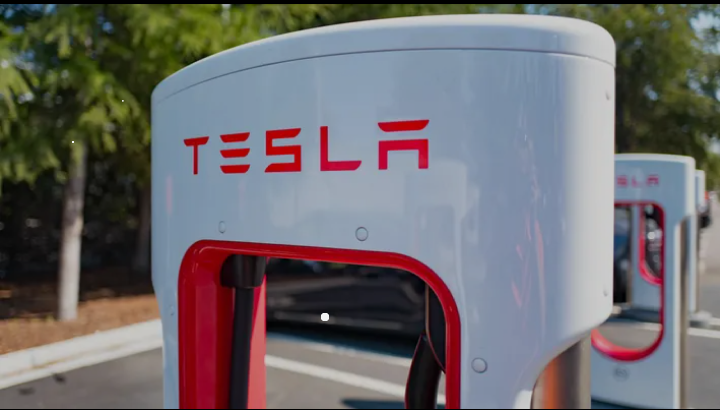 Elon Musk Updates Timeline for Tesla's Humanoid Robots, Wider Release Slated for 2026 1 Screenshot 20240723 0034272