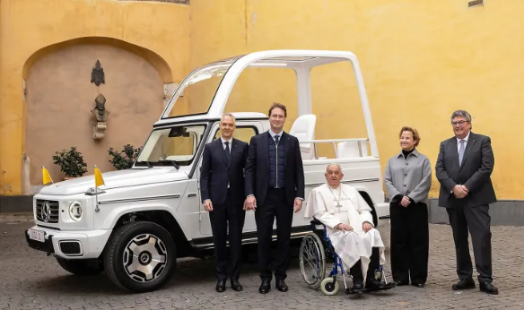 The Pope’s First Electric Popemobile: A Revolutionary Step for the Vatican and Mercedes-Benz 1 Screenshot 20241205 0800112