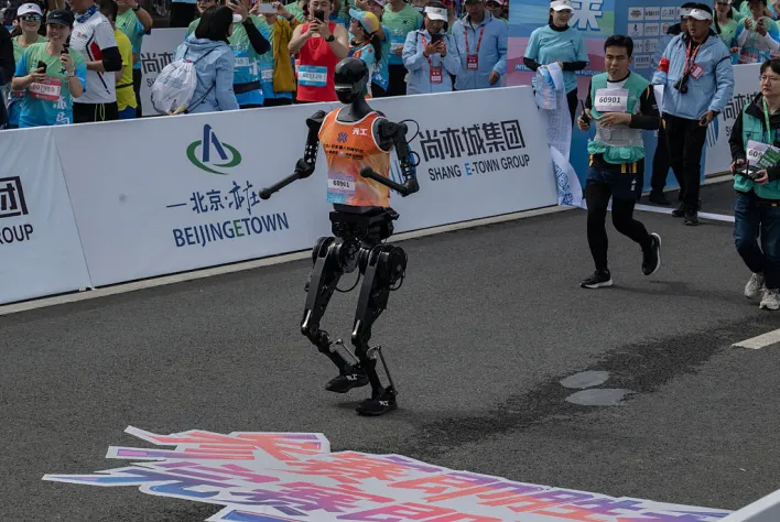Humanoid Robots Compete in World’s First Half Marathon 1 blogger image QJOJj41wO6