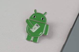 Android Bot pin badge holding Pixel2
