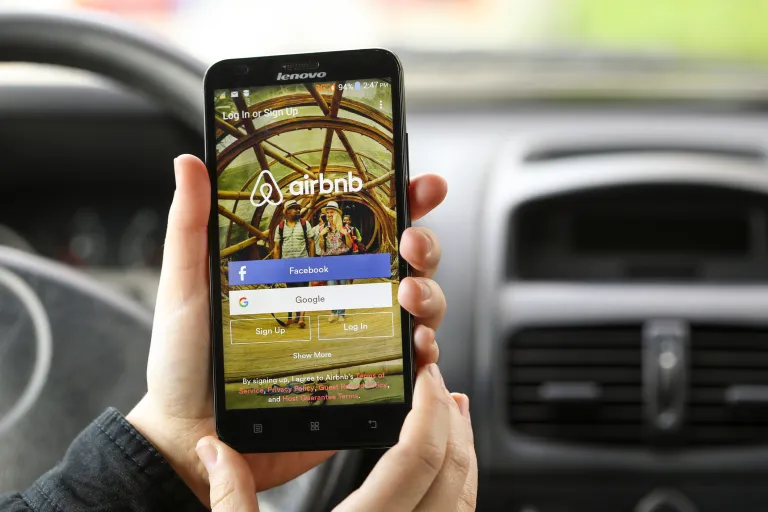 Airbnb Rolls Out AI Customer Service Bot to U.S. Users 1 blogger image 71PebWSPUH