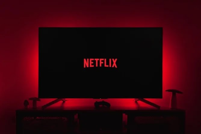 Netflix Expands Live TV with NFL Games & WWE Streams 1 blogger image gdQW0Q6zMH