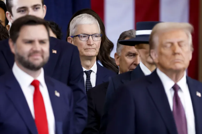Apple Faces $900M Tariff Costs in Q3, Future Outlook Unclear 1 blogger image va0d5Gfa1V