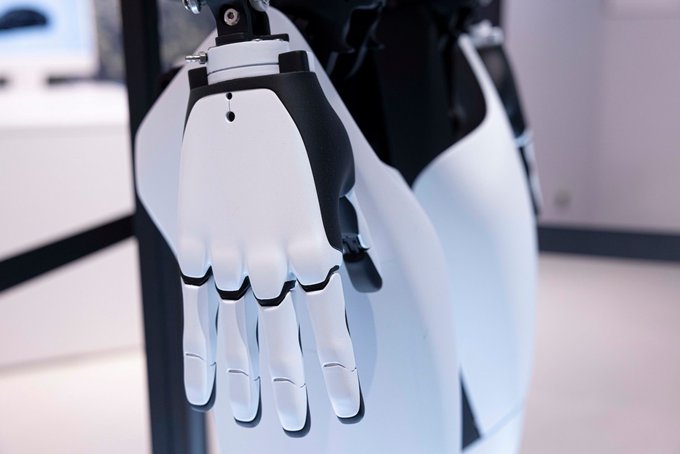 Tesla’s Optimus Robot VP Quits Amid Bold Automation Push 1 blogger image frsLoqOzBV