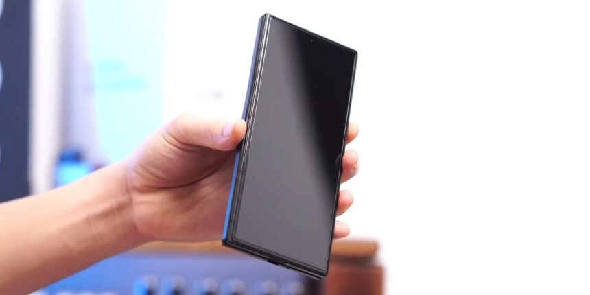Galaxy Z Fold 7’s Thin Design Revealed in Hands-On Video Leak 1 blogger image BOdMbgxDdq