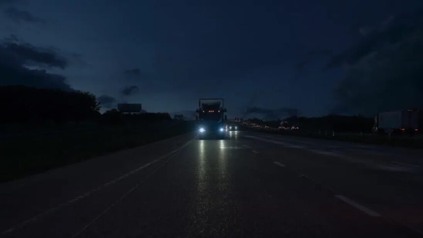 Aurora’s Driverless Trucks Expand to Night Routes Amid Rain Challenges 1 blogger image xXQkHRfNfs