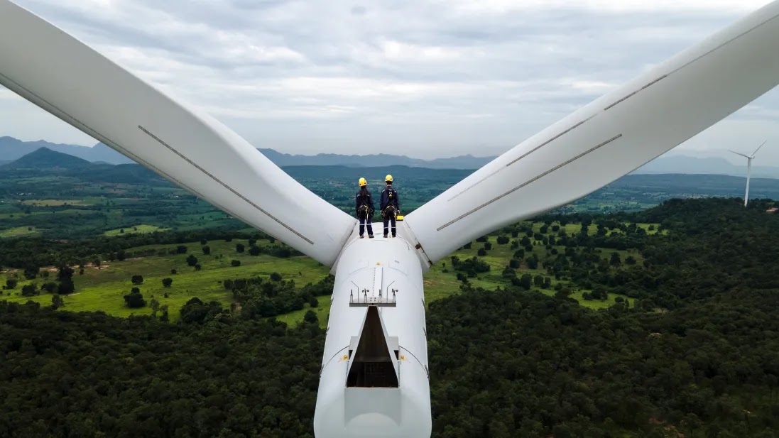 Why Now Is the Best Time to Invest in Climate Tech 1 blogger image ldNptWahVj
