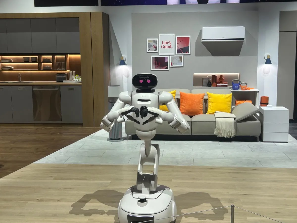 I Watched LG’s New Home Robot CLOiD Do Laundry But I Have Questions 1 blogger image EmX01T2hrr
