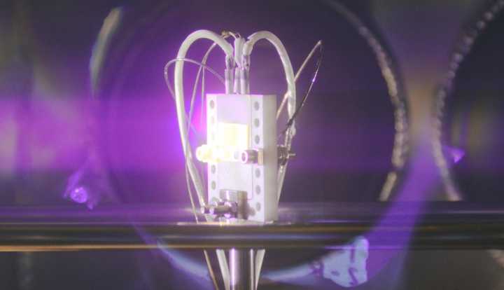 avalanche radiovoltaic converter