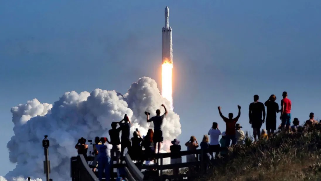 SpaceX Valuation Balloons To $2.6T, Briefly Passes Amazon 1 blogger image uLi0SLSoiB